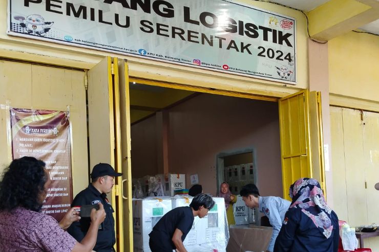 Ketua Bawaslu Boltim, Mutahir Mamonto saat mengawasi distribusi logistik Pemilu 2024.